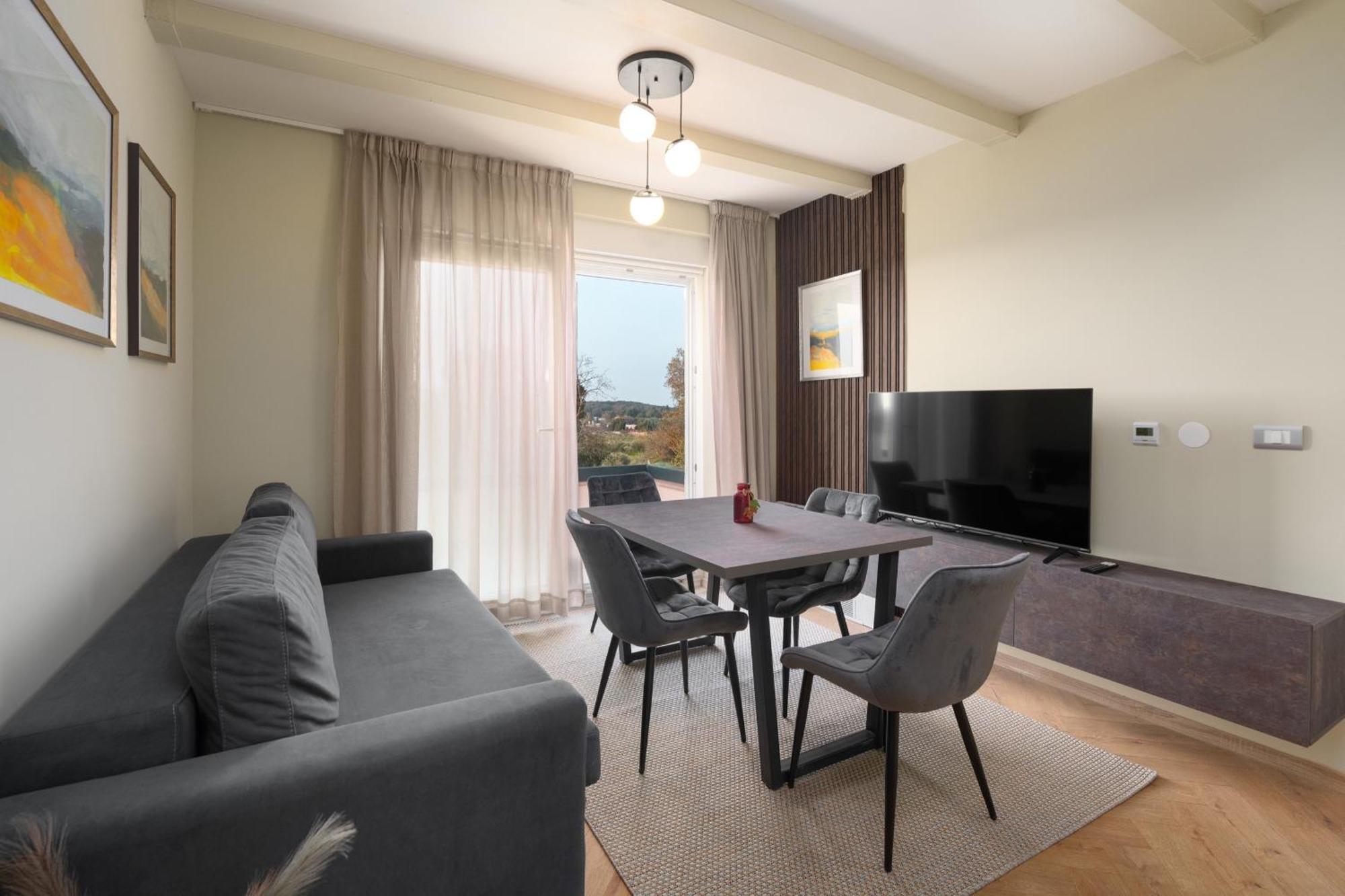 Larum Apartmens Vrsar Ngoại thất bức ảnh